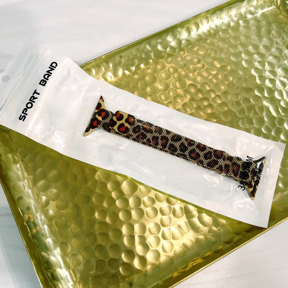 Slim Apple Watch Band in Stainless Steel Magnet Design - Picture 2 of 6